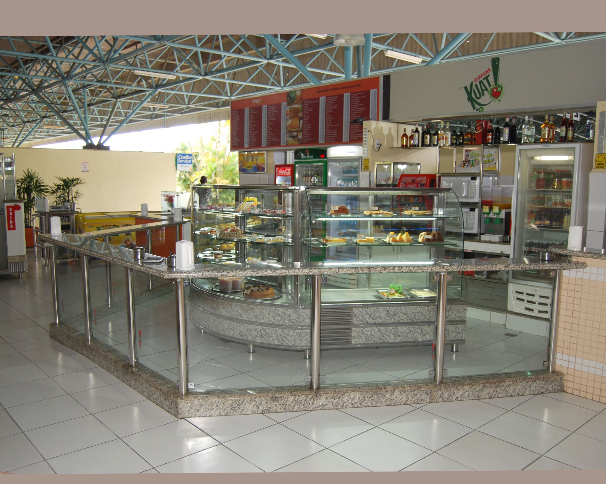 Balcão circular em inox e vidro